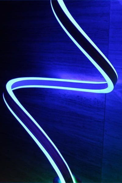 modré neonové světlo ve tvaru spirály